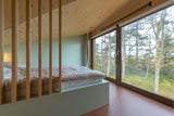 Een licht en vrolijk houten boshuis-Brandvries-boshuis,exterieur,houten woning,moderne architectuur,natuur-Boshuis met grote glaspartijen -OBLY