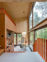 Een licht en vrolijk houten boshuis-Brandvries-exterieur-Boshuis met grote glaspartijen -OBLY