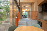Een licht en vrolijk houten boshuis-Brandvries-boshuis,exterieur,houten woning,moderne architectuur,natuur-Boshuis met grote glaspartijen -OBLY
