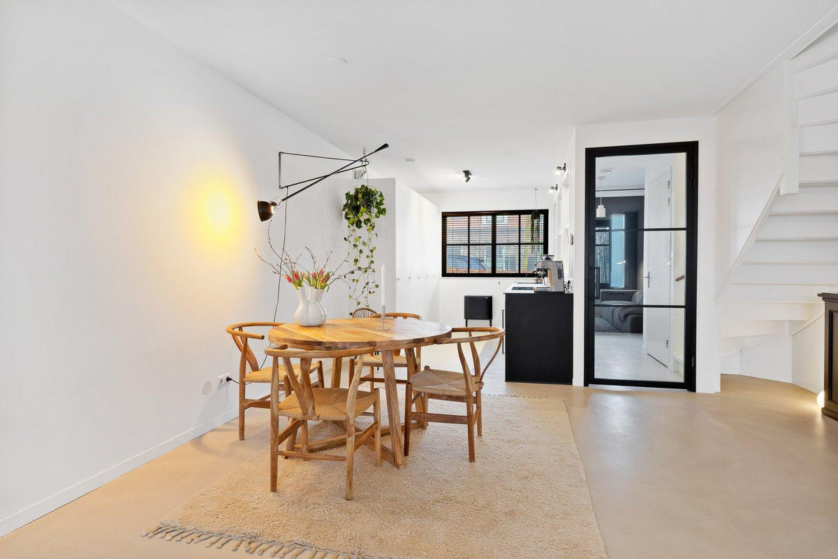Een lichte microcement vloer als rustige basis voor een moderne woning in Helmond-Berkers Vloeren-Gietvloer,Keuken,microcement vloer,moderne vloer,renovatie woning,woonbeton vloer,Woonkamer-Microcement vloer in Helmond | Berkers Vloeren-OBLY