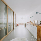 Eiken afscheidingswand met ribglas-INDU DOORS-Aanbouw,eikenhout,Entree,hal,modern design,ribglas,scheidingswand,schuifdeur,trap-Eiken afscheidingswand met ribglas-OBLY