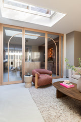 Eiken binnendeur met boog in modern interieur-archidoors-Binnendeur met glas,Boogdeur,Design deur,eiken,Eiken binnendeur,Glasdeur,Houten deur op maat,Interieur,Keuken,keukenontwerp,Maatwerk deur,maatwerkdeur,Woonkamer-OBLY