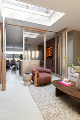 Eiken binnendeur met boog in modern interieur-archidoors-Binnendeur met glas,Boogdeur,Design deur,eiken,Eiken binnendeur,Glasdeur,Houten deur op maat,Interieur,Keuken,keukenontwerp,Maatwerk deur,maatwerkdeur,Woonkamer-OBLY