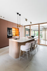 Eiken binnendeur met boog in modern interieur-archidoors-Binnendeur met glas,Boogdeur,Design deur,eiken,Eiken binnendeur,Glasdeur,Houten deur op maat,Interieur,Keuken,keukenontwerp,Maatwerk deur,maatwerkdeur,Woonkamer-OBLY