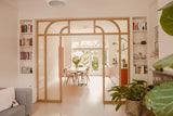 Eiken taatsdeur met boogverdeling in jaren 30 woning-archidoors-Binnendeur met glas,Boogdeur,Deur met roedeverdeling,eiken,Eiken taatsdeur,eikendesign,Glasdeur op maat,Glaswand,Houten binnendeur,Houten taatsdeur,Interieurdesign,Klassieke binnendeur,Maatwerk deur,Maatwerk interieur,roomdivider,Stalen deur look,Taatsdeur met glas,Woonkamer-Eiken taatsdeur met glas en boog | Jaren 30 interieur-OBLY