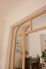 Eiken taatsdeur met boogverdeling in jaren 30 woning-archidoors-Binnendeur met glas,Boogdeur,Deur met roedeverdeling,eiken,Eiken taatsdeur,eikendesign,Glasdeur op maat,Glaswand,Houten binnendeur,Houten taatsdeur,Interieurdesign,Klassieke binnendeur,Maatwerk deur,Maatwerk interieur,roomdivider,Stalen deur look,Taatsdeur met glas,Woonkamer-Eiken taatsdeur met glas en boog | Jaren 30 interieur-OBLY