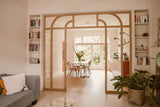 Eiken taatsdeur met boogverdeling in jaren 30 woning-archidoors-Binnendeur met glas,Boogdeur,Deur met roedeverdeling,eiken,Eiken taatsdeur,eikendesign,Glasdeur op maat,Glaswand,Houten binnendeur,Houten taatsdeur,Interieurdesign,Klassieke binnendeur,Maatwerk deur,Maatwerk interieur,roomdivider,Stalen deur look,Taatsdeur met glas,Woonkamer-Eiken taatsdeur met glas en boog | Jaren 30 interieur-OBLY