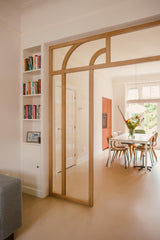 Eiken taatsdeur met boogverdeling in jaren 30 woning-archidoors-Binnendeur met glas,Boogdeur,Deur met roedeverdeling,eiken,Eiken taatsdeur,eikendesign,Glasdeur op maat,Glaswand,Houten binnendeur,Houten taatsdeur,Interieurdesign,Klassieke binnendeur,Maatwerk deur,Maatwerk interieur,roomdivider,Stalen deur look,Taatsdeur met glas,Woonkamer-Eiken taatsdeur met glas en boog | Jaren 30 interieur-OBLY