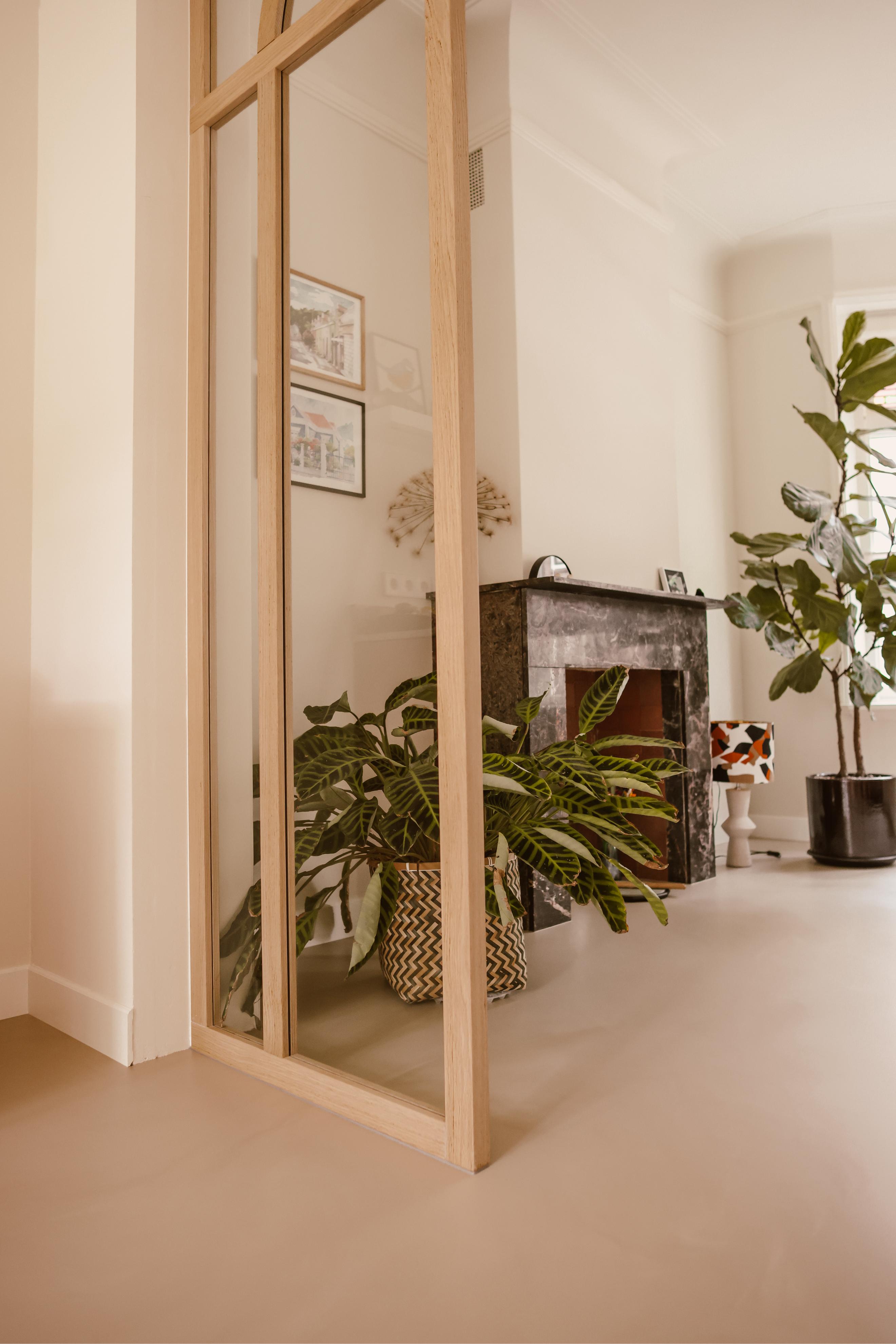 Eiken taatsdeur met boogverdeling in jaren 30 woning-archidoors-Binnendeur met glas,Boogdeur,Deur met roedeverdeling,eiken,Eiken taatsdeur,eikendesign,Glasdeur op maat,Glaswand,Houten binnendeur,Houten taatsdeur,Interieurdesign,Klassieke binnendeur,Maatwerk deur,Maatwerk interieur,roomdivider,Stalen deur look,Taatsdeur met glas,Woonkamer-Eiken taatsdeur met glas en boog | Jaren 30 interieur-OBLY