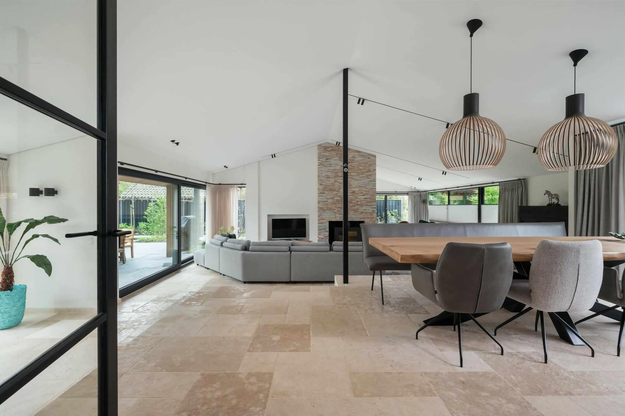 Elegante Renovatie met Bourgondische Dallen en Stonepanels-VAN DEN HEUVEL & VAN DUUREN-lichte woonkamer,moderne woonkamer,Woonkamer,woonkamer met grote ramen,woonkamer met natuursteen vloer,woonkamer met open keuken-Bourgondische Dallen en Stonepanels-OBLY
