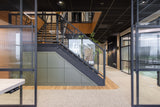 Nieuwbouwkantoor met industriële uitstraling en maatwerk interieur