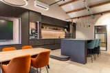 Nieuwbouwkantoor met industriële uitstraling en maatwerk interieur
