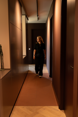 Gang in dieprood als statement-INGE BOUMAN INTERIEUR | ARCHITECTUUR-design gang interieur,exclusief interieur ontwerp,high end interieur,luxe hal ontwerp,maatwerk kastenwand,modern interieur ontwerp-Rode maatwerk kastenwand | Luxe hal interieur-OBLY