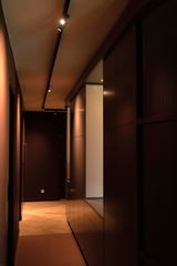 Gang in dieprood als statement-INGE BOUMAN INTERIEUR | ARCHITECTUUR-design gang interieur,exclusief interieur ontwerp,high end interieur,luxe hal ontwerp,maatwerk kastenwand,modern interieur ontwerp-Rode maatwerk kastenwand | Luxe hal interieur-OBLY