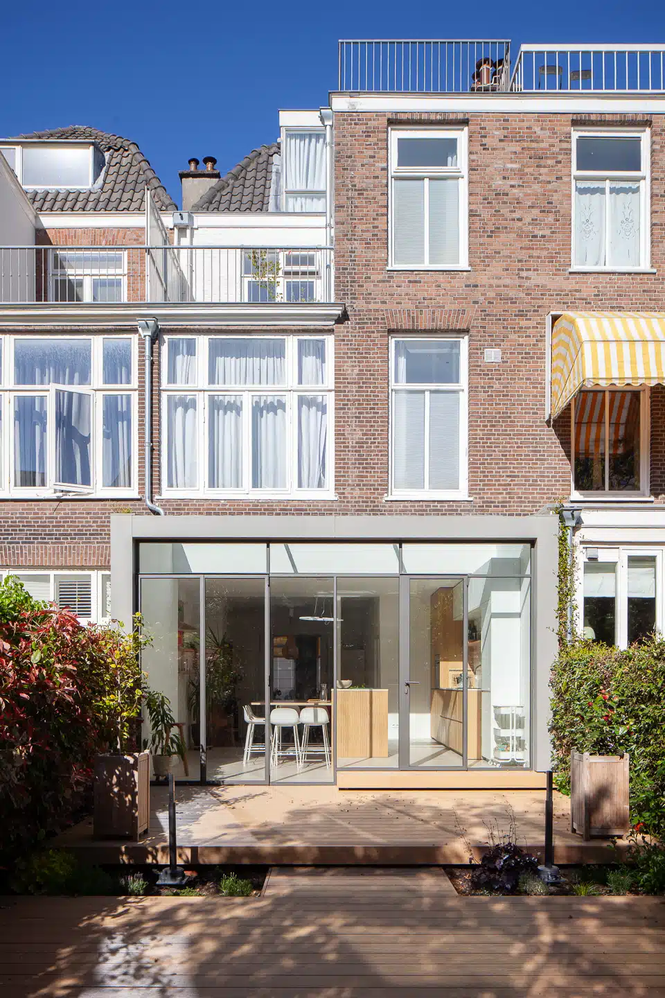 Glazen aanbouw aan herenhuis in Den Haag met leefkeuken-Studio Gers-glazen aanbouw,herenhuis,herenhuis Den Haag,leefkeuken,stalen pui,Studio Gers-Glazen aanbouw herenhuis Den Haag | Studio Gers-OBLY