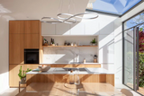 Glazen aanbouw aan herenhuis in Den Haag met leefkeuken-Studio Gers-glazen aanbouw,herenhuis,herenhuis Den Haag,leefkeuken,stalen pui,Studio Gers-Glazen aanbouw herenhuis Den Haag | Studio Gers-OBLY