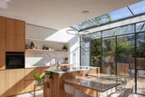 Glazen aanbouw aan herenhuis in Den Haag met leefkeuken-Studio Gers-glazen aanbouw,herenhuis,herenhuis Den Haag,leefkeuken,stalen pui,Studio Gers-Glazen aanbouw herenhuis Den Haag | Studio Gers-OBLY