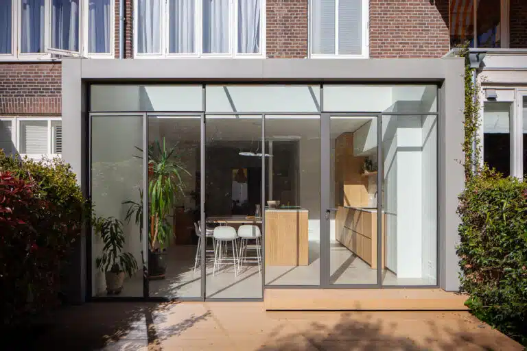 Glazen aanbouw aan herenhuis in Den Haag met leefkeuken-Studio Gers-glazen aanbouw,herenhuis,herenhuis Den Haag,leefkeuken,stalen pui,Studio Gers-Glazen aanbouw herenhuis Den Haag | Studio Gers-OBLY