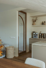 Maatwerk keuken met houten boogdeur