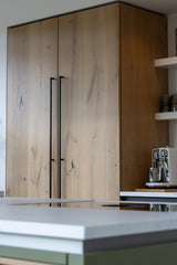 Groene keuken in een lichte en natuurlijke setting-Iemms keukens & interieur-design keuken,groene keuken,Keuken,keuken met keramisch werkblad,moderne woonkeuken-Groene keuken met kookeiland en houten kastenwand-OBLY