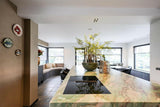 Grote Leefkeuken met Eiland, Tafel & Metallic Milano/Monza-MERENO-leefkeuken,metallic keuken,natuursteen blad,organische tafel kookeiland-OBLY