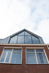 Grote dakopbouw in Den Haag aan de Nieuwe Parklaan-Sensbouw-dakopbouw,glazen gevel,maatwerk bouw,moderne architectuur,renovatie,woning uitbreiding,zakelijk-Moderne dakopbouw met glazen gevel-OBLY