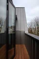 Grote dakopbouw in Den Haag aan de Nieuwe Parklaan-Sensbouw-dakopbouw,glazen gevel,maatwerk bouw,moderne architectuur,renovatie,woning uitbreiding,zakelijk-Moderne dakopbouw met glazen gevel-OBLY