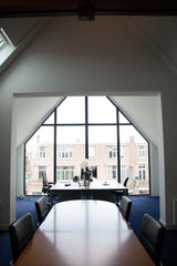 Grote dakopbouw in Den Haag aan de Nieuwe Parklaan-Sensbouw-dakopbouw,glazen gevel,maatwerk bouw,moderne architectuur,renovatie,woning uitbreiding,zakelijk-Moderne dakopbouw met glazen gevel-OBLY