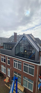 Grote dakopbouw in Den Haag aan de Nieuwe Parklaan-Sensbouw-dakopbouw,glazen gevel,maatwerk bouw,moderne architectuur,renovatie,woning uitbreiding,zakelijk-Moderne dakopbouw met glazen gevel-OBLY