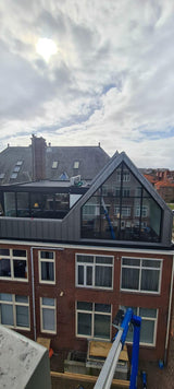 Grote dakopbouw in Den Haag aan de Nieuwe Parklaan-Sensbouw-dakopbouw,glazen gevel,maatwerk bouw,moderne architectuur,renovatie,woning uitbreiding,zakelijk-Moderne dakopbouw met glazen gevel-OBLY
