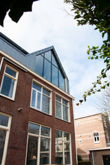 Grote dakopbouw in Den Haag aan de Nieuwe Parklaan-Sensbouw-dakopbouw,glazen gevel,maatwerk bouw,moderne architectuur,renovatie,woning uitbreiding,zakelijk-Moderne dakopbouw met glazen gevel-OBLY