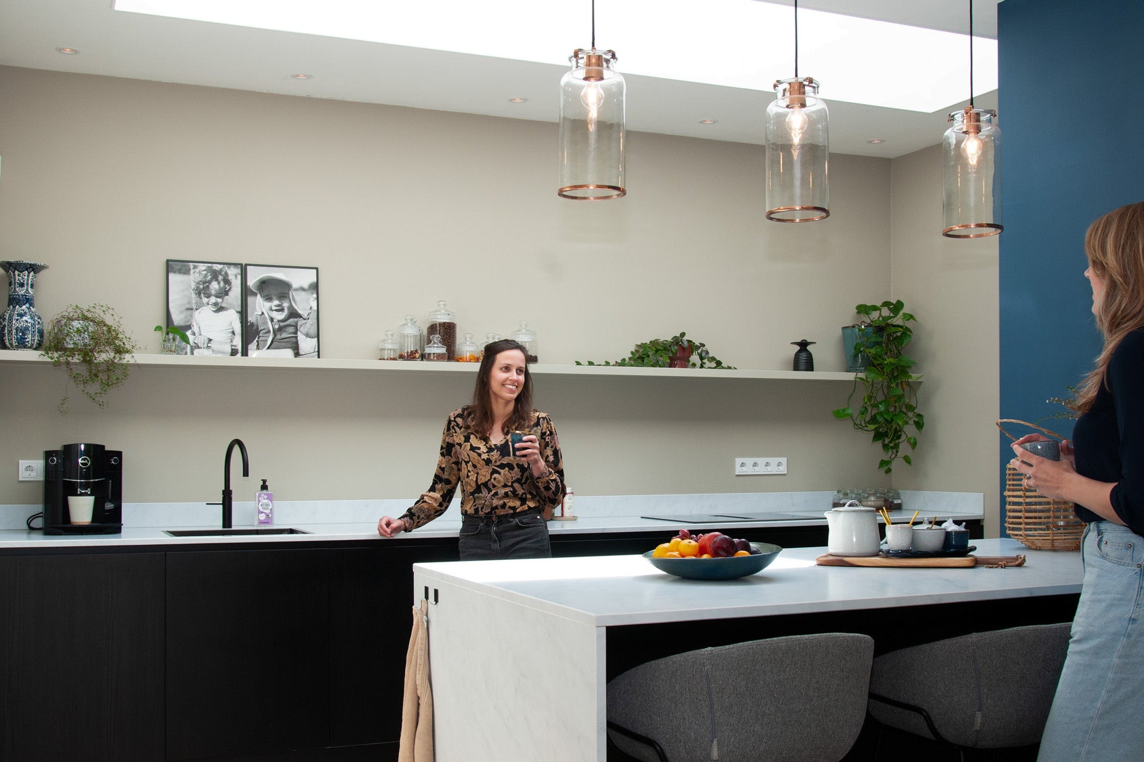 Hedendaagse uitbouw bij jaren ’30 woning-BRANDVRIES – architectuur collectief-Aanbouw,aanbouw jaren 30 woning modern,glazen aanbouw jaren 30 woning,jaren 30 woning uitbouw,Jaren30woning,Keuken,moderne uitbouw jaren 30 woning,uitbouw jaren 30 huis,Villa,Woonkamer-OBLY