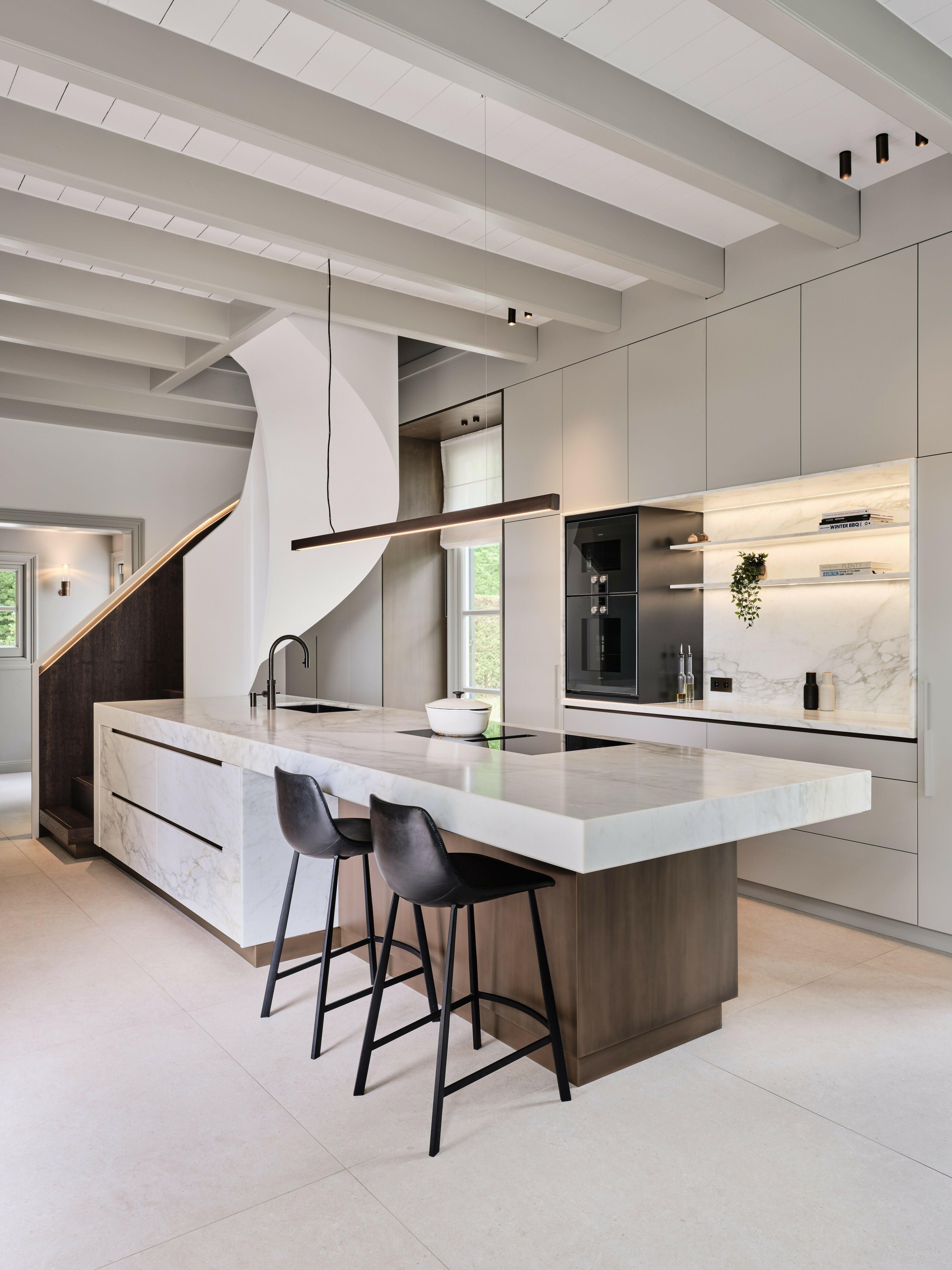 Historie & Modern Comfort in een 19-eeuwse villa in de bossen van Utrecht-RUIM STUDIO-19e-eeuwse villa,exclusieve interieurarchitectuur,historisch wonen,Keuken,luxe woonkeuken,modern klassiek interieur,Villa,villa renovatie,wonen in het bos,Woonkamer-Historie en Modern Comfort in een Utrechtse Bosvilla-OBLY