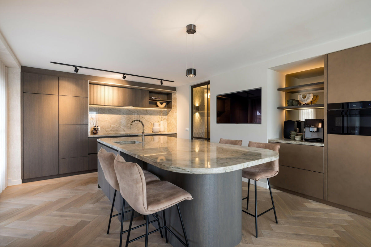Hotel Chique interieur, interieurontwerp boerderij-Jolanda Vogels-Interieurontwerp boerderij,Keuken,Luxe interieur,Luxe wonen-Multiplank Visgraatvloer & Luxe Keuken | High-End Interieurdesign-OBLY