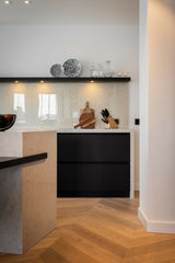 Hotel Chique interieur voor nieuwbouw appartement-OBLY-Hotel Chique Appartement | Luxe Interieurontwerp met Visgraatvloer-OBLY