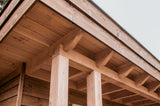 Houten bijgebouw met overkapping-Bosmaat-buitenverblijf,houtentuinhuis,landelijketuin,maatwerkhoutbouw,robuustehoutconstructie,tuinberging,veranda-OBLY