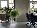 Modern interieur met zwarte keuken en warme woonruimte