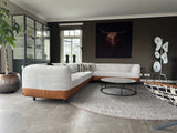 Modern interieur met zwarte keuken en warme woonruimte