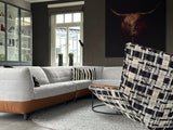 Modern interieur met zwarte keuken en warme woonruimte