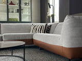 Modern interieur met zwarte keuken en warme woonruimte
