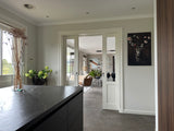 Modern interieur met zwarte keuken en warme woonruimte