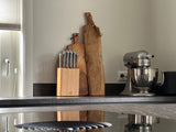 Modern interieur met zwarte keuken en warme woonruimte