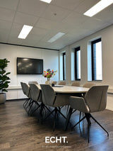 Modern kantoor met nieuwe vergaderruimte