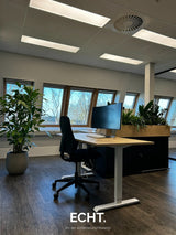 Modern kantoor met nieuwe vergaderruimte