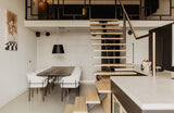 Luxe loft in oude textielfabriek met maatwerk keuken en designtrap
