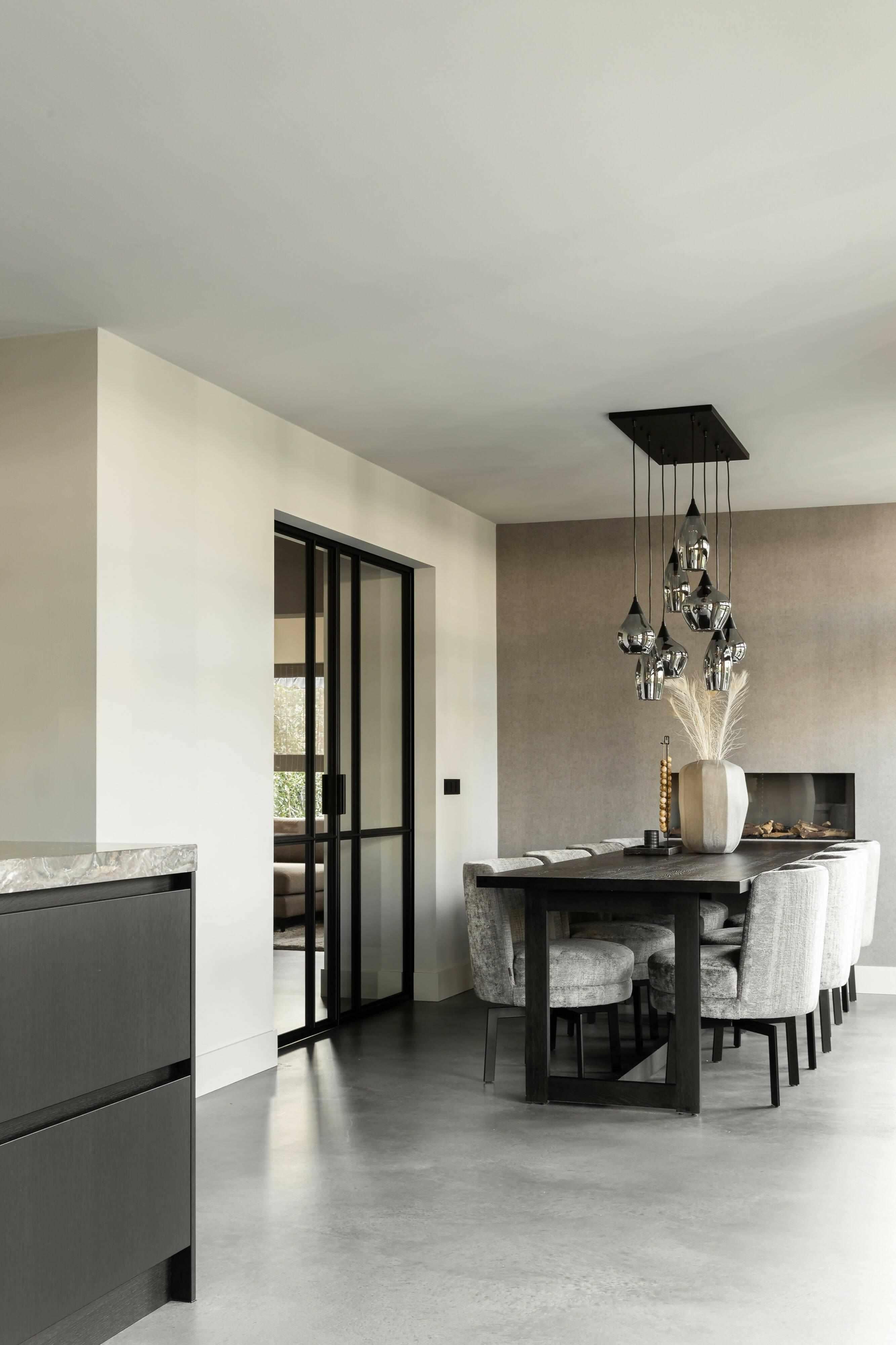 Italiaanse betonlook vloer-Italiaanse betonlook vloer-betonlook vloer,dunne gietvloer,Italiaanse betonlook vloer,minimalistisch interieur vloer,moderne vloerafwerking,naadloze vloer,natuurlijke uitstraling vloer,onderhoudsvriendelijke vloer,robuuste vloer,slijtvaste vloer,woonkamer-Italiaanse betonlook vloer-OBLY