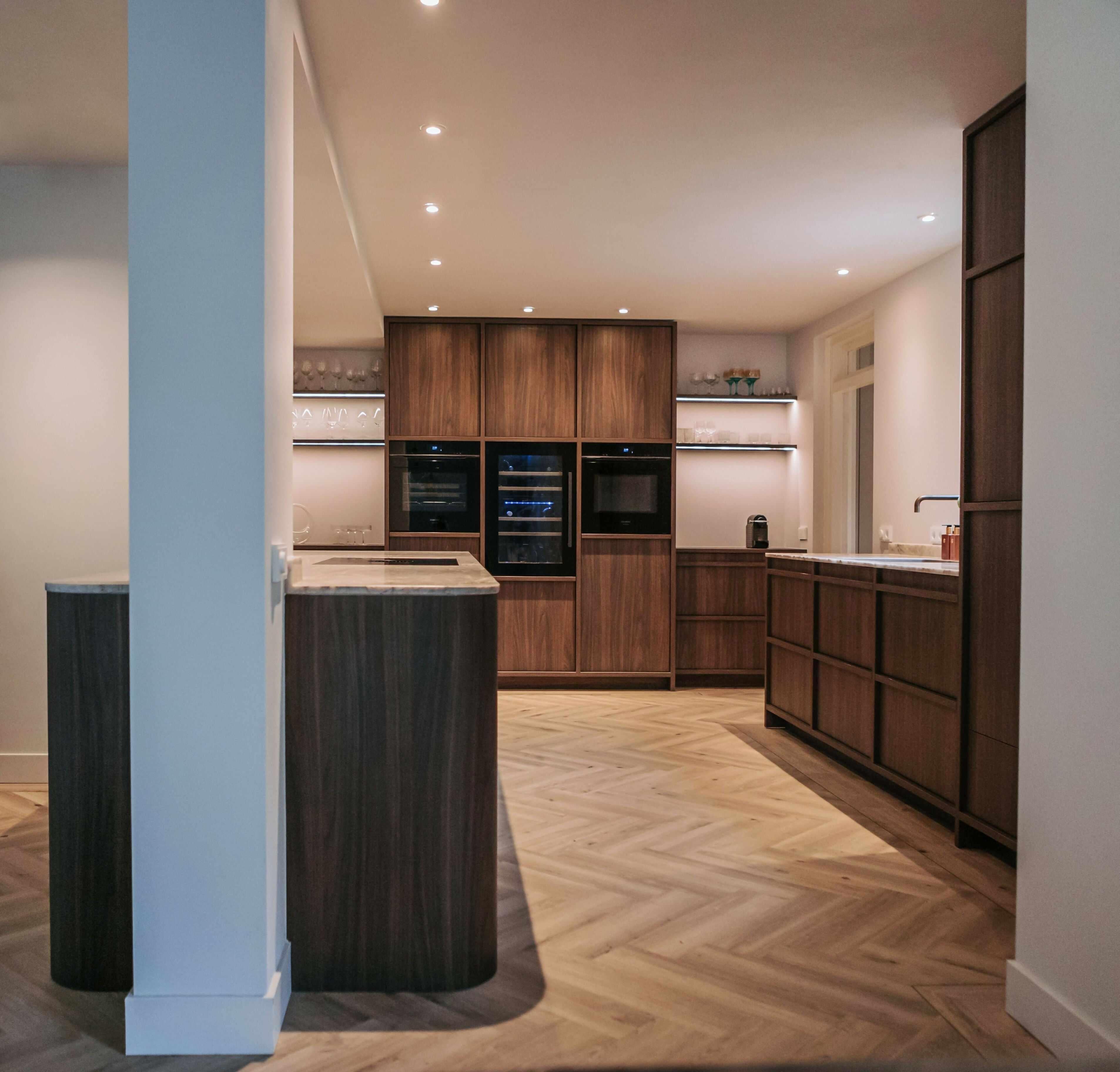 Japandi Keuken & Woonkamer Integratie-Hout en Vorm-design keuken interieur,Japandi,japandi keuken,Keuken,keuken met donker hout,keuken met natuursteen blad,luxe maatwerk keuken,minimalistische keuken,moderne japandi stijl,Woonkamer-OBLY