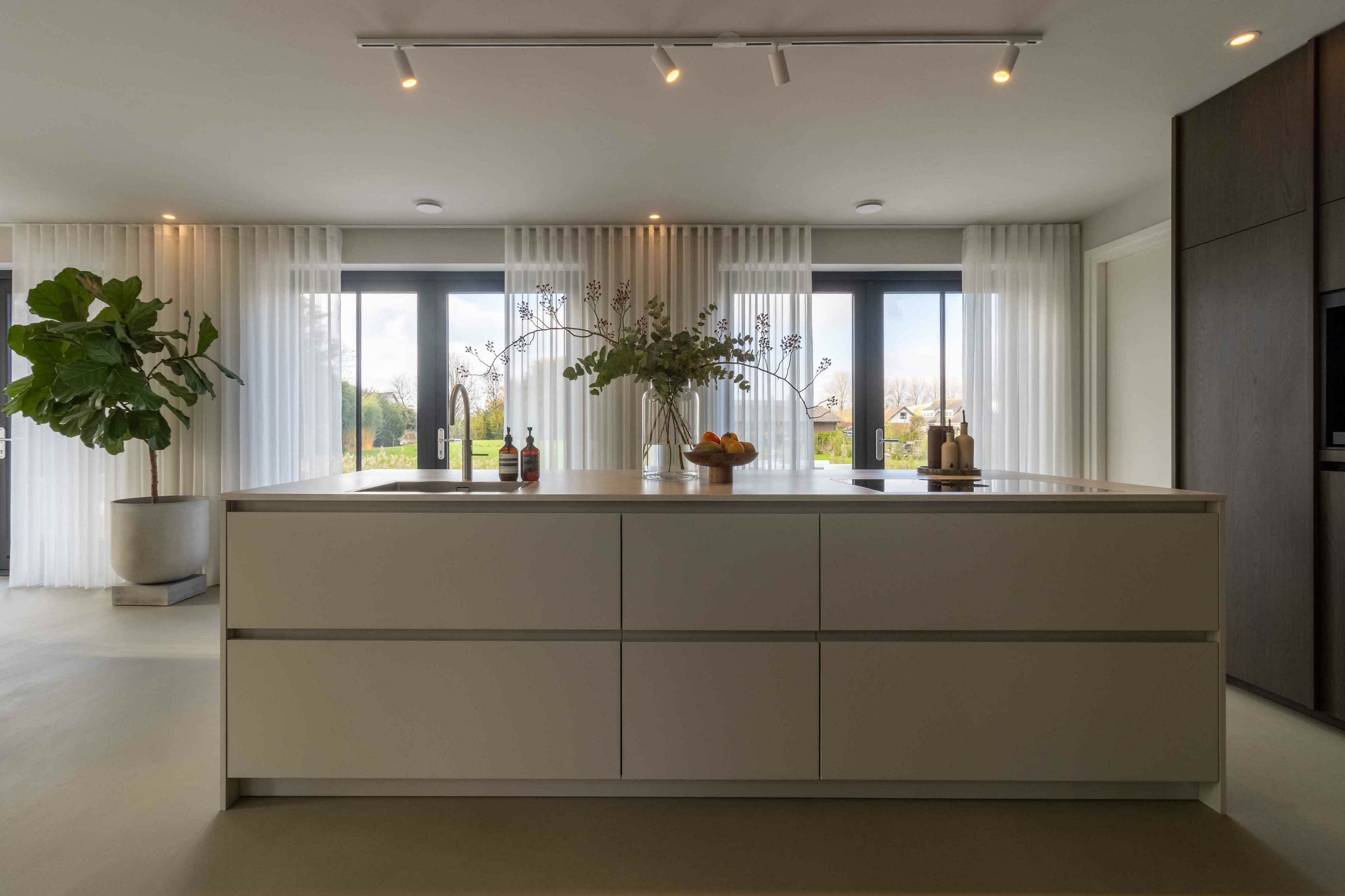 Japandi Keuken met Notenhout-Iemms keukens & interieur-keuken-Japandi Keuken met Notenhout, Stalen Koffienis en Dekton Alabrium-OBLY