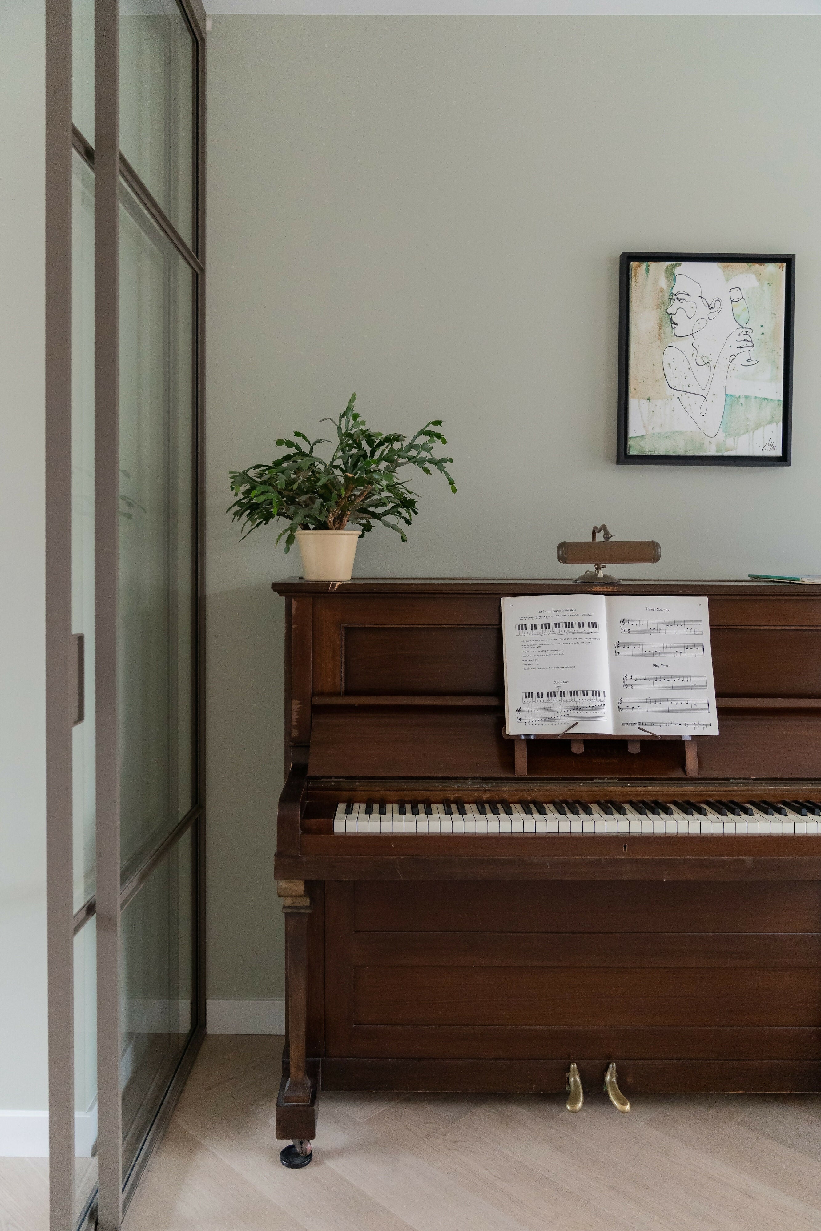 Jaren ’30 Woning Rijswijk-In je sas interieur-eethoek,Interieurontwerp,keuken,Maatwerk kast,Open haard,Rustig interieur,woonkamer-Jaren ’30 Woning Renovatie in Rijswijk – Slim en Sfeervol-OBLY