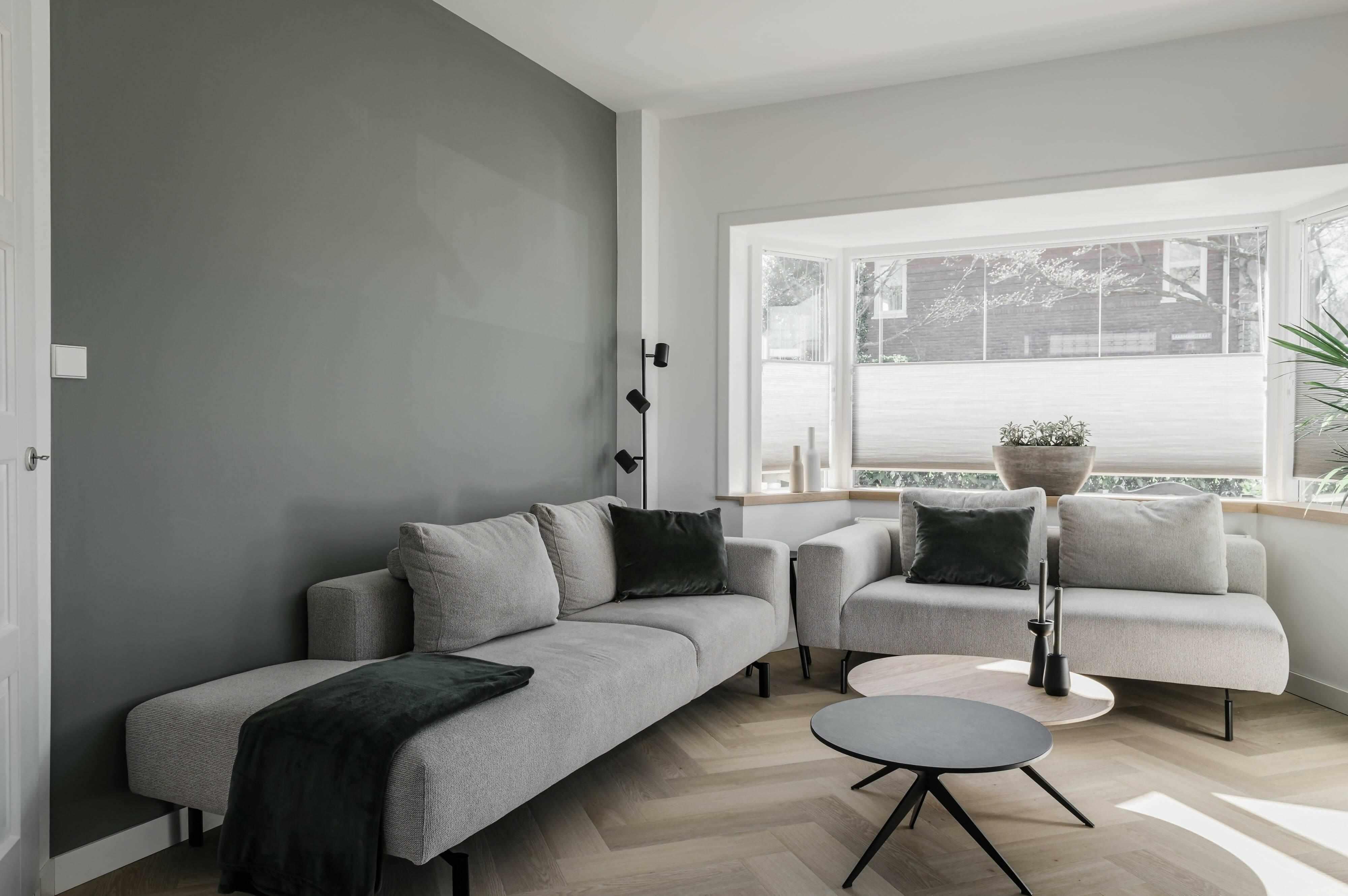 Jaren 30 hoekwoning met en-suite-Lifs Interior Design-En-suite deuren,Hoekwoning renovatie,Visgraat vloer,woonkamer-jaren-30-hoekwoning-met-en-suite-OBLY